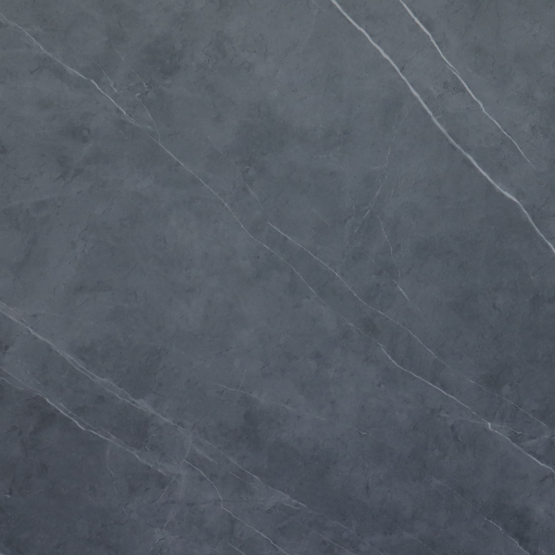 Material en piedra natural ideal para diseño de interiores y transformación de espacios.