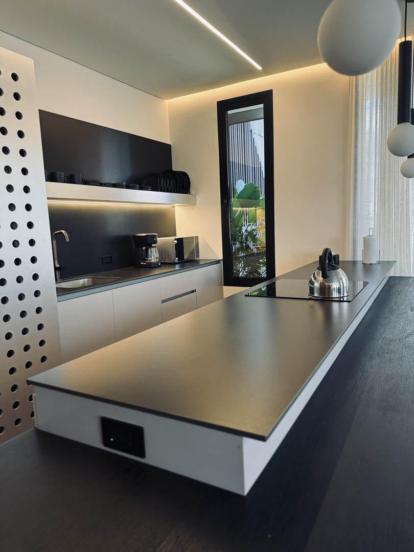 Proyecto de interiorismo con mármol y piedra natural, diseñado para transformar espacios con elegancia.