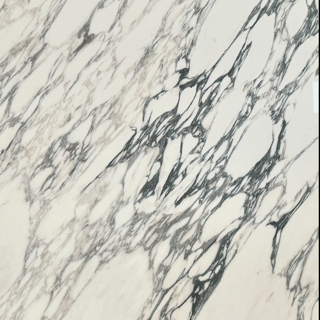 Material en piedra natural ideal para diseño de interiores y transformación de espacios.