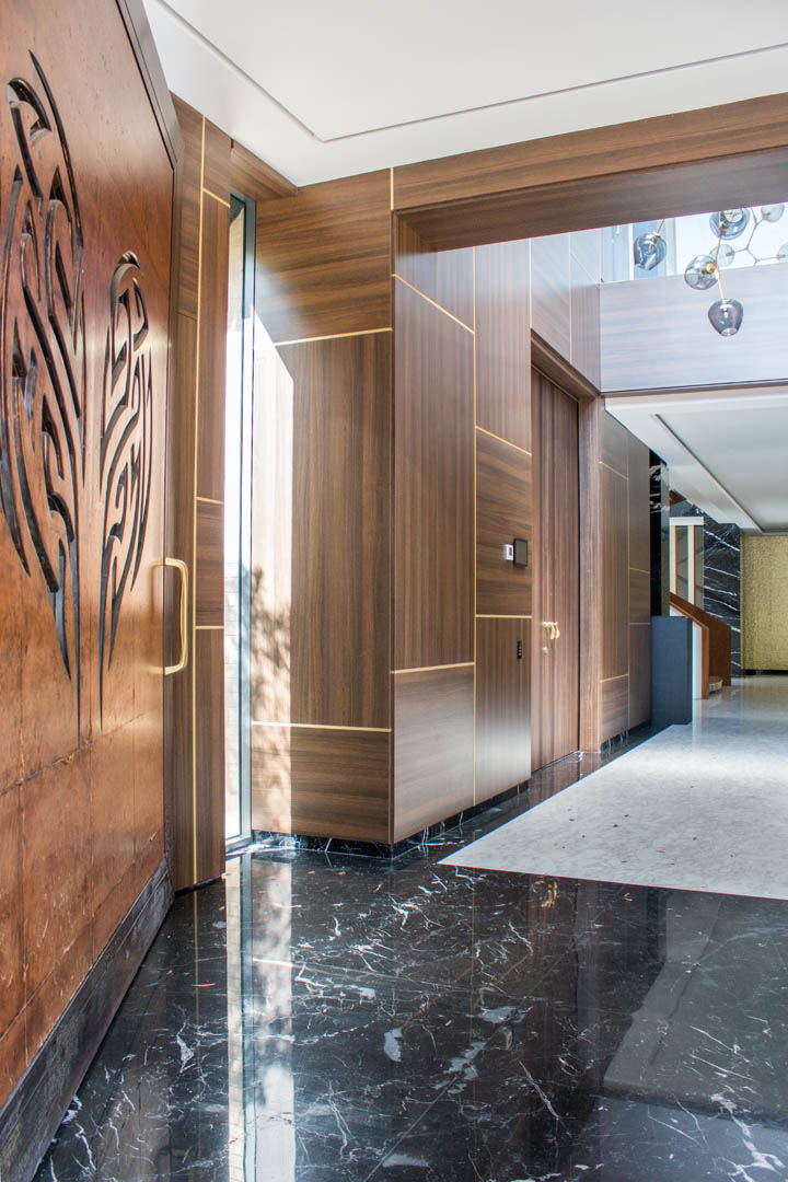 Proyecto de interiorismo con mármol y piedra natural, diseñado para transformar espacios con elegancia.