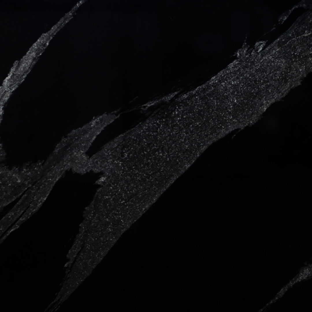 Material en piedra natural ideal para diseño de interiores y transformación de espacios.