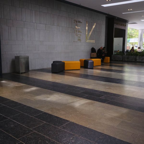 Proyecto de interiorismo con mármol y piedra natural, diseñado para transformar espacios con elegancia.