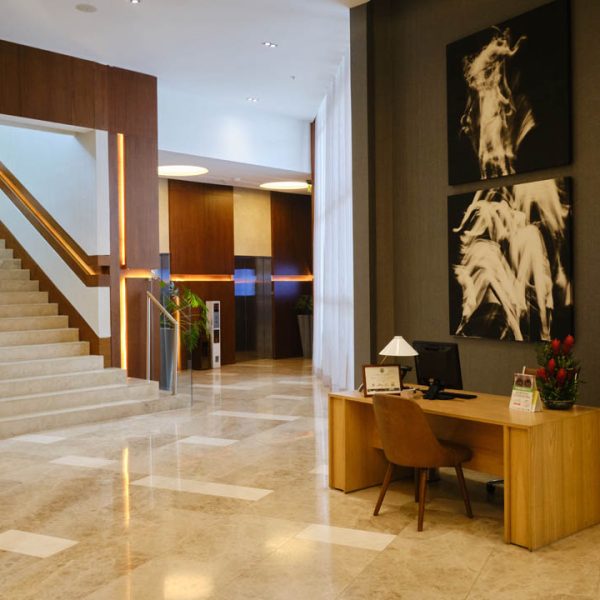 Proyecto de interiorismo con mármol y piedra natural, diseñado para transformar espacios con elegancia.