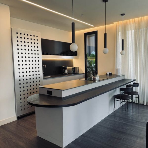 Proyecto de interiorismo con mármol y piedra natural, diseñado para transformar espacios con elegancia.