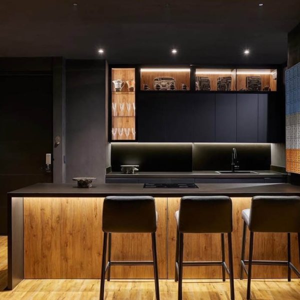 Proyecto de interiorismo con mármol y piedra natural, diseñado para transformar espacios con elegancia.