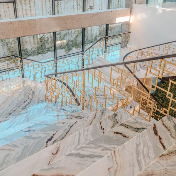Proyecto de interiorismo con mármol y piedra natural, diseñado para transformar espacios con elegancia.