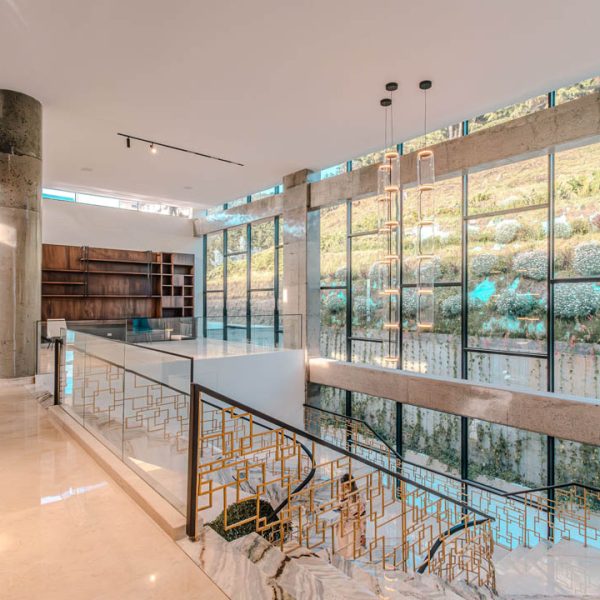 Proyecto de interiorismo con mármol y piedra natural, diseñado para transformar espacios con elegancia.