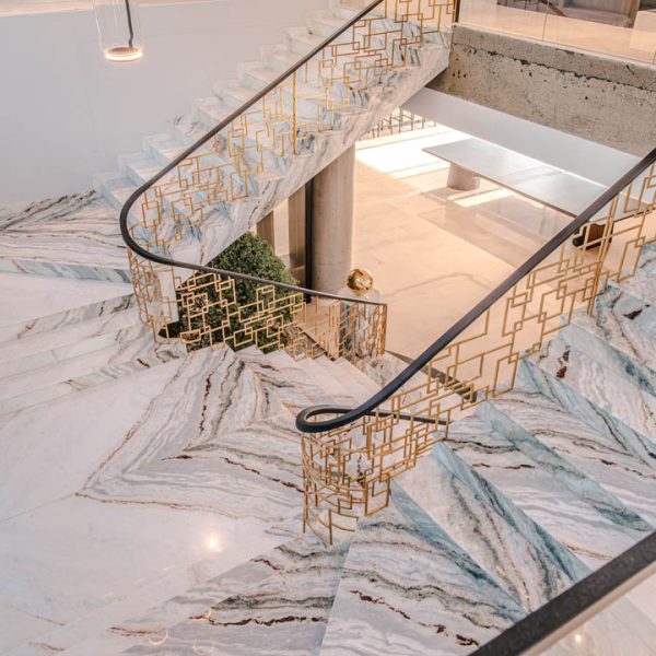 Proyecto de interiorismo con mármol y piedra natural, diseñado para transformar espacios con elegancia.