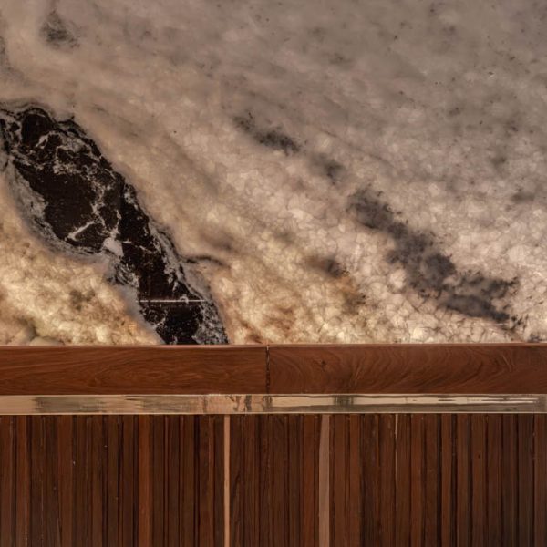 Proyecto de interiorismo con mármol y piedra natural, diseñado para transformar espacios con elegancia.