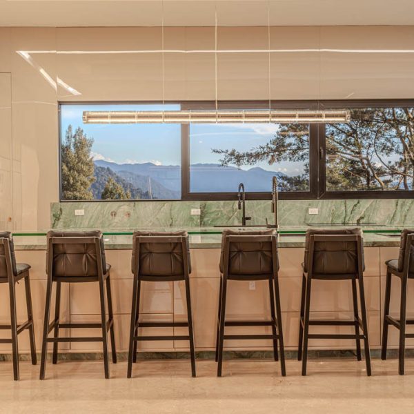Proyecto de interiorismo con mármol y piedra natural, diseñado para transformar espacios con elegancia.