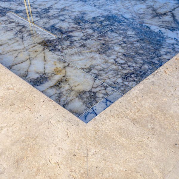 Proyecto de interiorismo con mármol y piedra natural, diseñado para transformar espacios con elegancia.