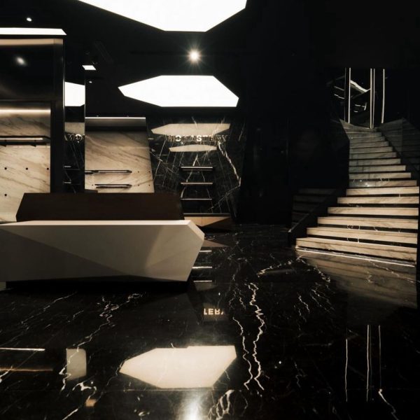 Proyecto de interiorismo con mármol y piedra natural, diseñado para transformar espacios con elegancia.