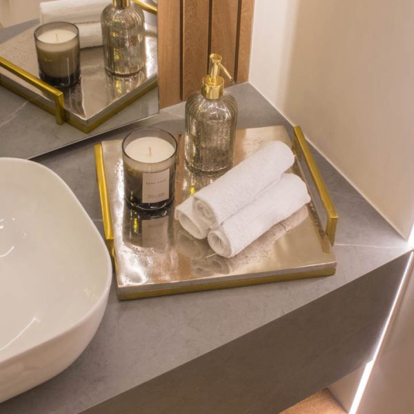 Proyecto de interiorismo con mármol y piedra natural, diseñado para transformar espacios con elegancia.