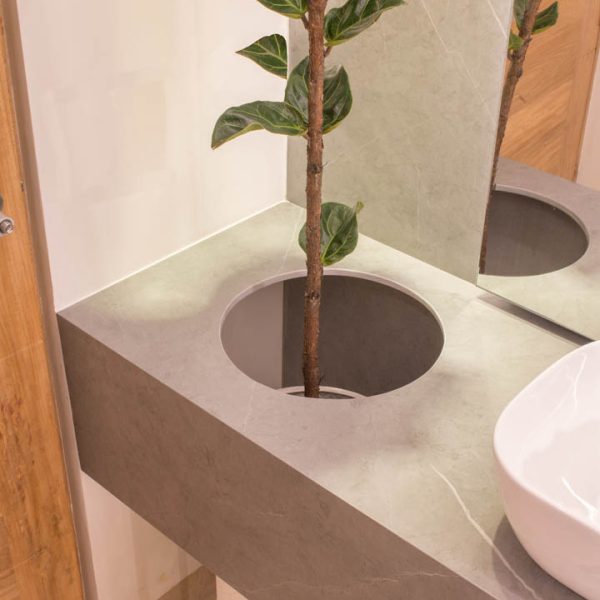 Proyecto de interiorismo con mármol y piedra natural, diseñado para transformar espacios con elegancia.