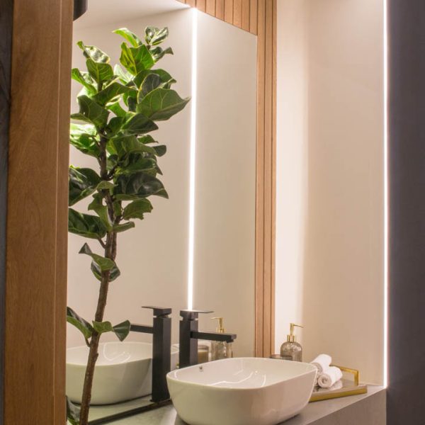 Proyecto de interiorismo con mármol y piedra natural, diseñado para transformar espacios con elegancia.