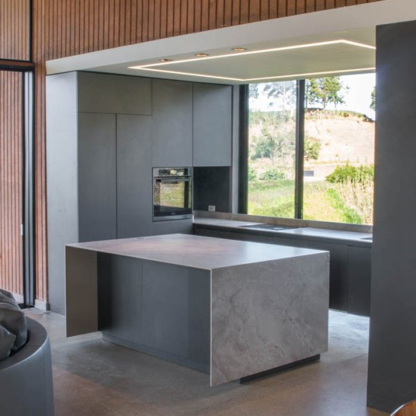Proyecto de interiorismo con mármol y piedra natural, diseñado para transformar espacios con elegancia.