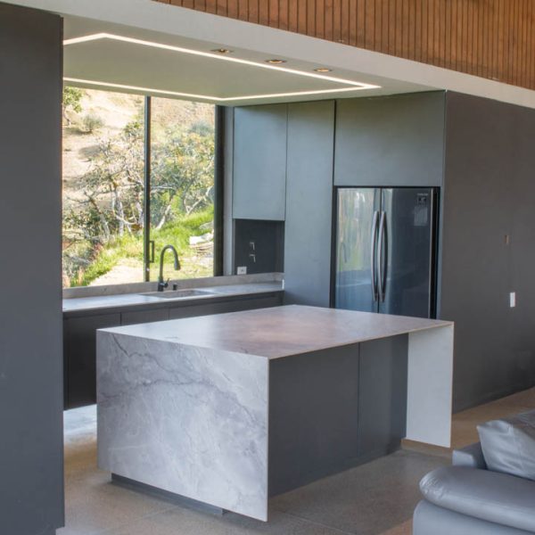 Proyecto de interiorismo con mármol y piedra natural, diseñado para transformar espacios con elegancia.