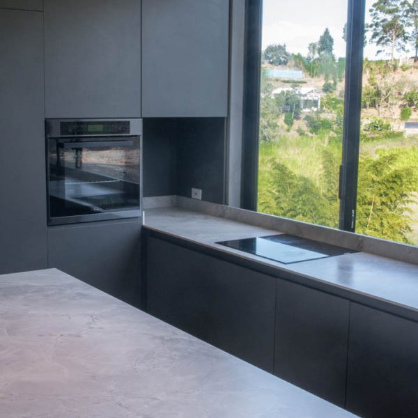 Proyecto de interiorismo con mármol y piedra natural, diseñado para transformar espacios con elegancia.