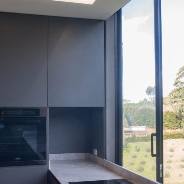 Proyecto de interiorismo con mármol y piedra natural, diseñado para transformar espacios con elegancia.