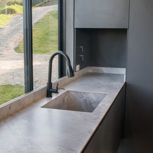 Proyecto de interiorismo con mármol y piedra natural, diseñado para transformar espacios con elegancia.