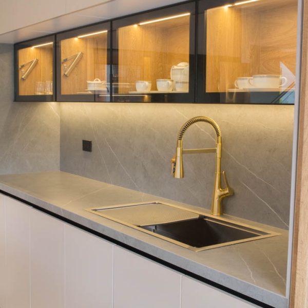 Proyecto de interiorismo con mármol y piedra natural, diseñado para transformar espacios con elegancia.