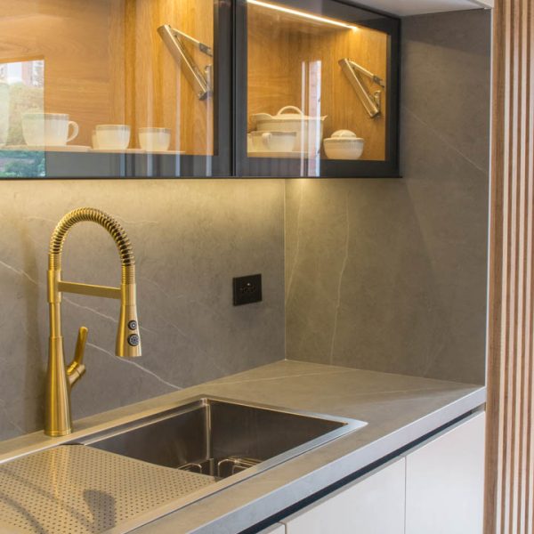 Proyecto de interiorismo con mármol y piedra natural, diseñado para transformar espacios con elegancia.