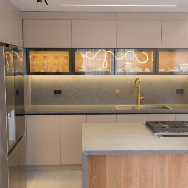 Proyecto de interiorismo con mármol y piedra natural, diseñado para transformar espacios con elegancia.