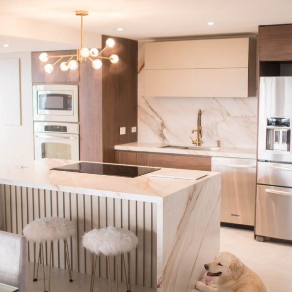 Proyecto de interiorismo con mármol y piedra natural, diseñado para transformar espacios con elegancia.