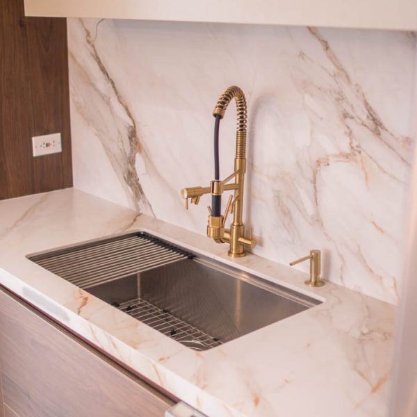 Proyecto de interiorismo con mármol y piedra natural, diseñado para transformar espacios con elegancia.
