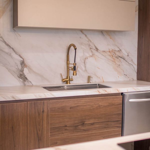 Proyecto de interiorismo con mármol y piedra natural, diseñado para transformar espacios con elegancia.
