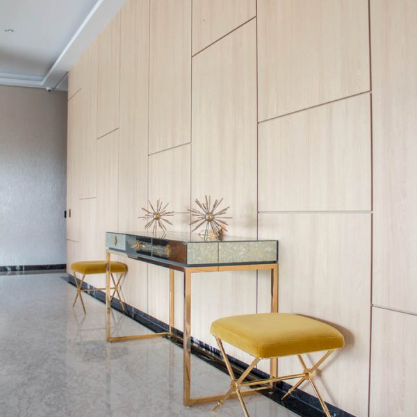 Proyecto de interiorismo con mármol y piedra natural, diseñado para transformar espacios con elegancia.