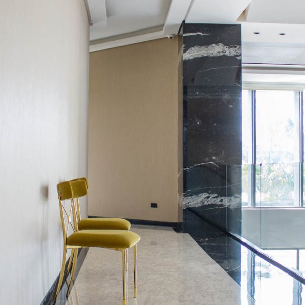 Proyecto de interiorismo con mármol y piedra natural, diseñado para transformar espacios con elegancia.
