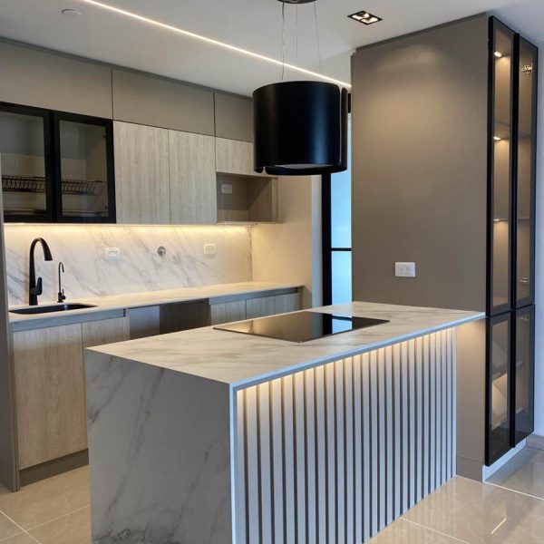 Proyecto de interiorismo con mármol y piedra natural, diseñado para transformar espacios con elegancia.