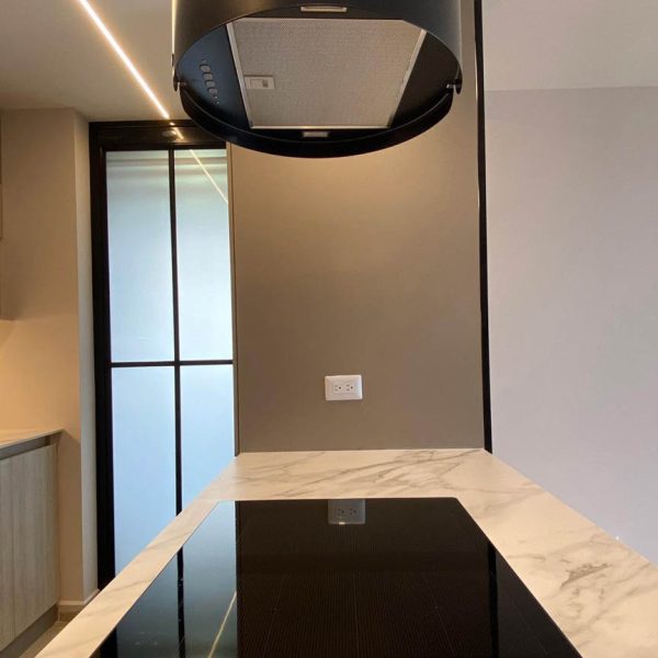 Proyecto de interiorismo con mármol y piedra natural, diseñado para transformar espacios con elegancia.