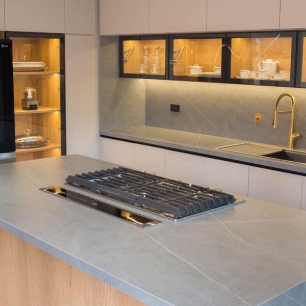Proyecto de interiorismo con mármol y piedra natural, diseñado para transformar espacios con elegancia.